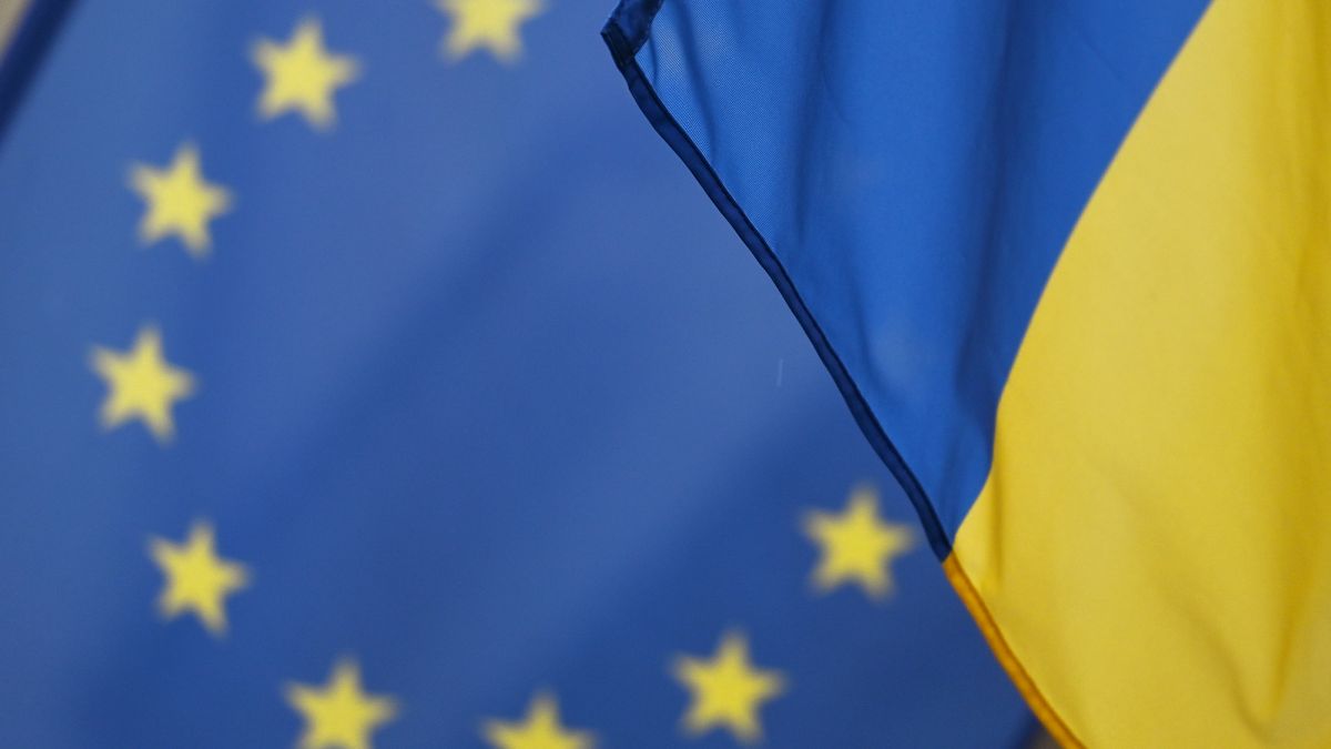 The European Commission proposes integrating Ukraine into the EU roaming zone from January 1, 2026, allowing free mobile use across the EU without extra charges.